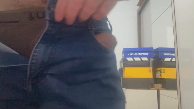 Dando uma aliviada gostosa na punheta