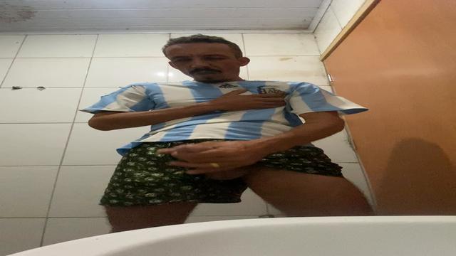 Delícia de gozada no banheiro. 