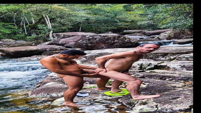 Leitando o cu do turista na Cachoeira