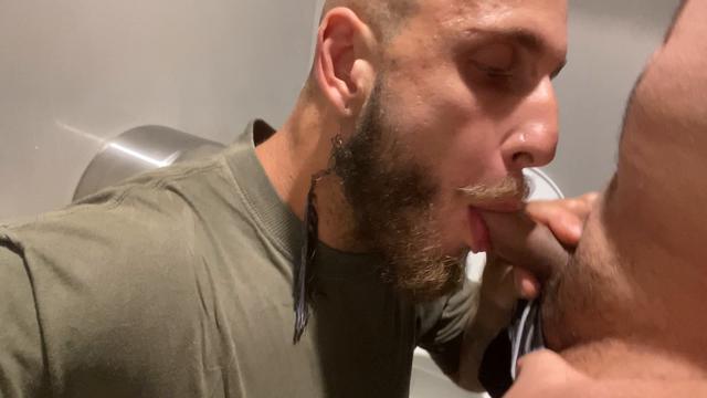 Esvaziando o saco do macho no aeroporto 