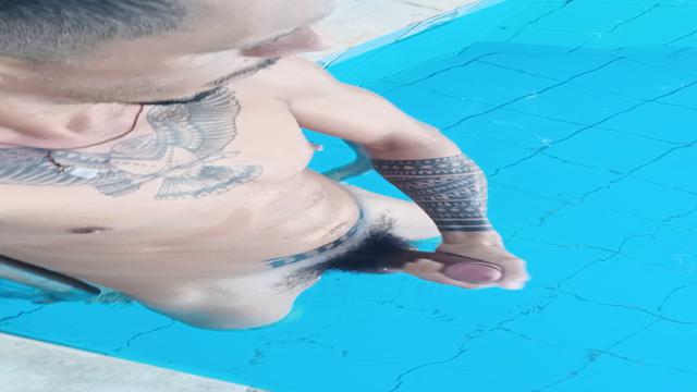 Punhetando na piscina. 