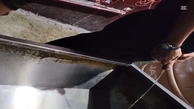Heteros mijando de pau meia bomba e duro, se exibind...