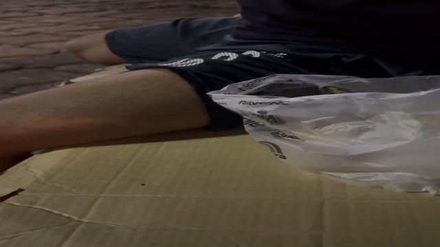 Dei pra esse morador de rua que dormir na parada de ...