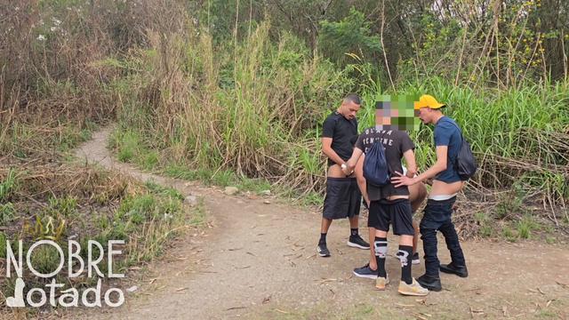 136 Dividindo o puto no parque até anoitecer