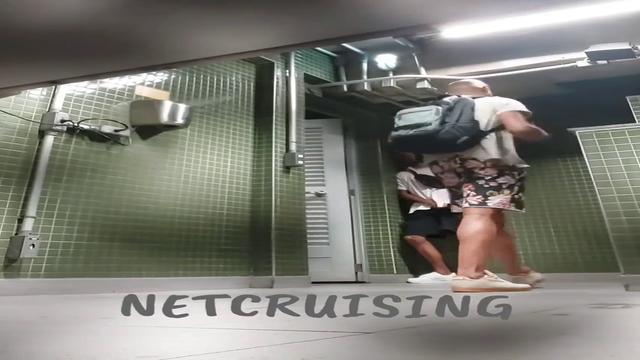 Vários pauzudos dentro do banheiro com direito a gua...