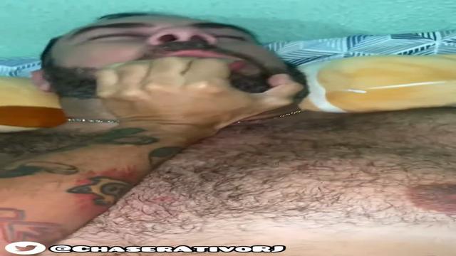 A cadelinha tomou de frango apanhando na cara