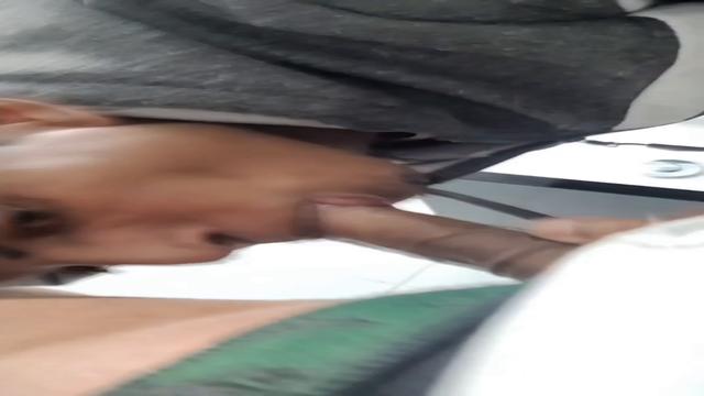 Putinho jorrou leite de tesão me mamando
