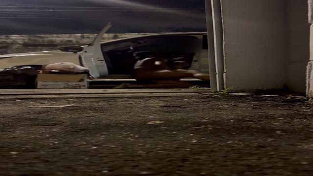 Parte2Pelado colocando lixo na calçada de Casa