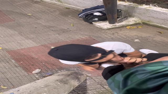 Novinho marrento me colocou pra mamar na estação 