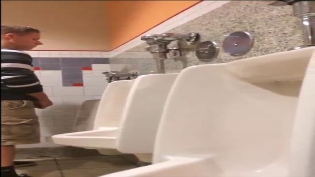 Coisa boa é espiar mictório 
