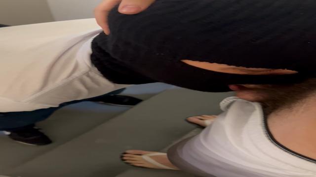 A puta me mamando com o corno olhando