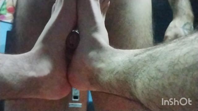 Batendo uma para o macho com os pes.