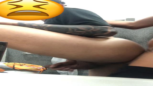 O filho da put* macetou gostoso e gozou no meu cuzin...