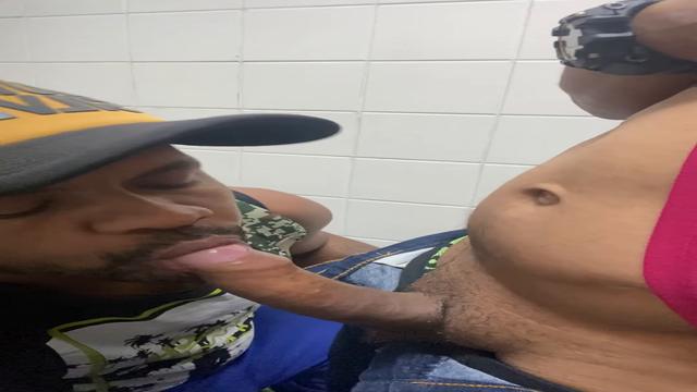 524 - Mamei cara casado no banheiro 00m37