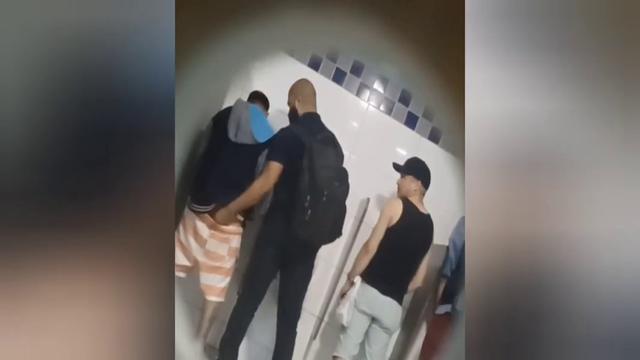 Pegacao e chupadas entre os machos de do banheiro   ...