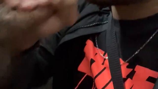 Mamando casado pentelhudo no banheiro do metrô 