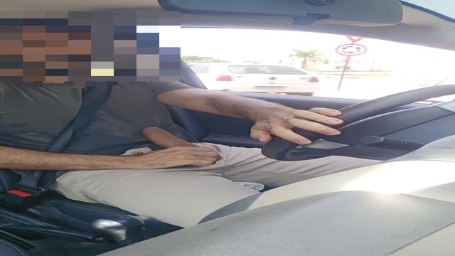 Dirigindo e tocando uma