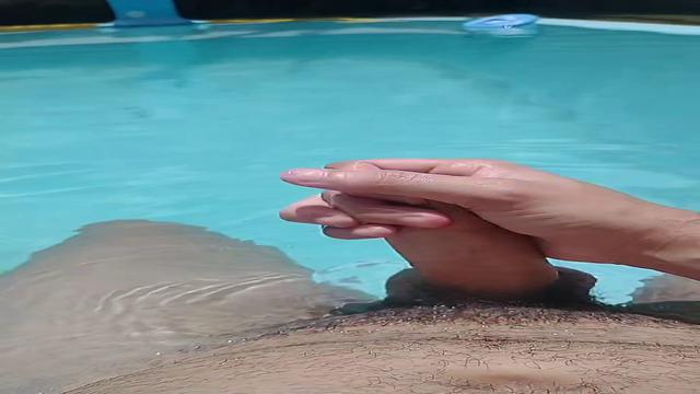 Tesão bateu na hora do banho de piscina.