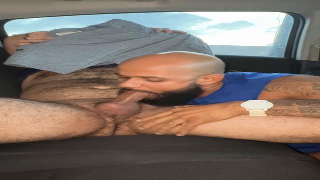 secando o saco do hetero peludo casado
