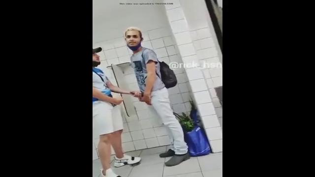 Pegação rola solta dentro banheiro da estação