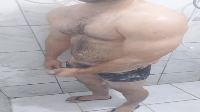 Debaixo do  chuveiro 