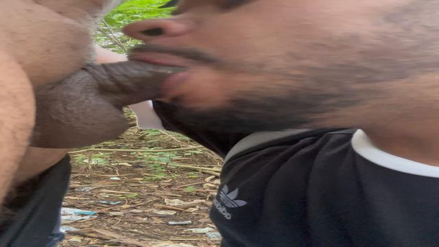 Mamando gostoso a pica grossa do casado na trilha 