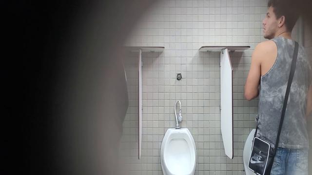 Tesão no mictório 