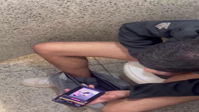 Funcionário novinho do shopping batendo uma no horár...