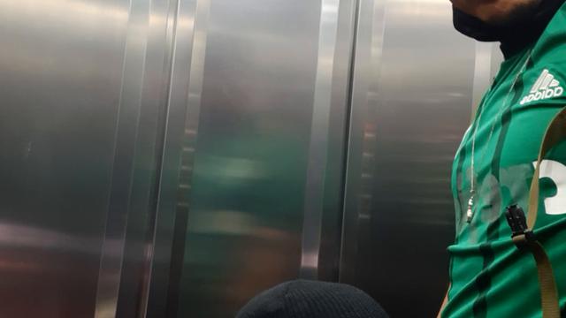 Apenas um pedaço do que rolou dentro de elevador