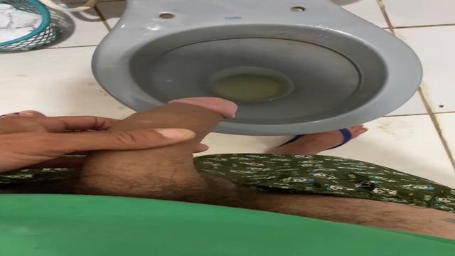 PRÉVIA: Acordei de pau duro, fui mijar e acabei goza...