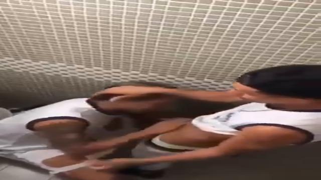 Metida dentro do banheirão