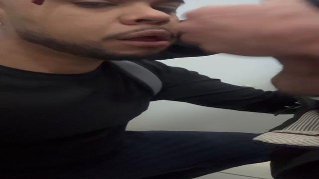 Caindo de boca na pirocona do novinho e tomando leit...