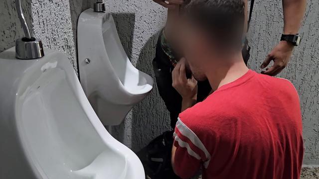 372 - Entregador hetero no banheiro do shopping