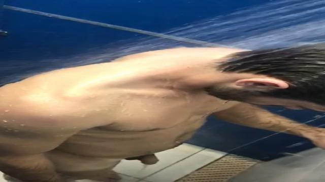 Mais um gostoso no banho 