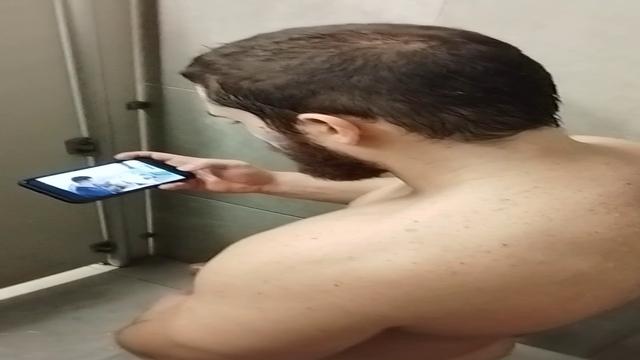 Punheta durante o banho na academia