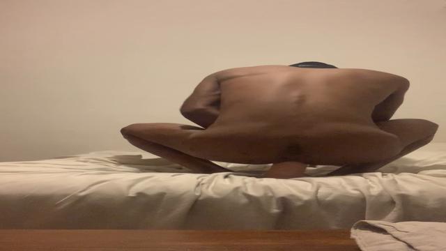 Brincando com meu cuzinho ?