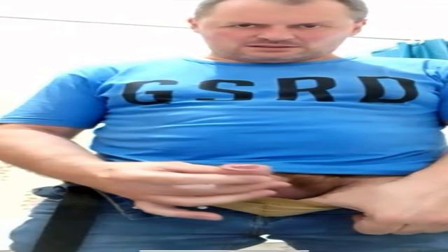 Tem muitos vídeos dele aqui mais um inédito esse coroa é muito safado mostra a pica em qualquer lugar pena que fica meia bomba 