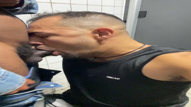 BANHEIRÃO - SEXO GOSTOSO COM MAIS DE DEZ HOMENS NA M...