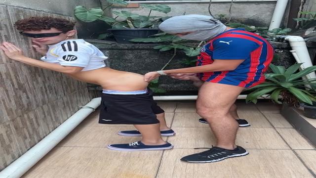 Hétero pauzudo me colocou pra mamar no quintal e qua...