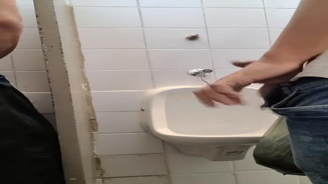 Delícia de Banheirão lotado com muita mamada