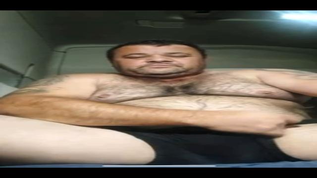 Caminhoneiro gordinho parrudo peludinho cara de safa...
