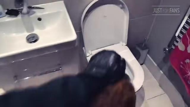 Bebendo mijo com a cara na privada