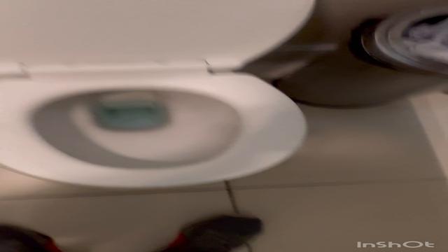 Fui no shopping e peguei esse gostoso batendo uma e ...