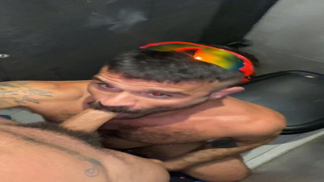 Fudendo o rabo do carinha na balada