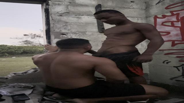 DOTADAO TAVA NA PRAIA CAÇANDO E ME SOCOU NO CU GOSTOSO