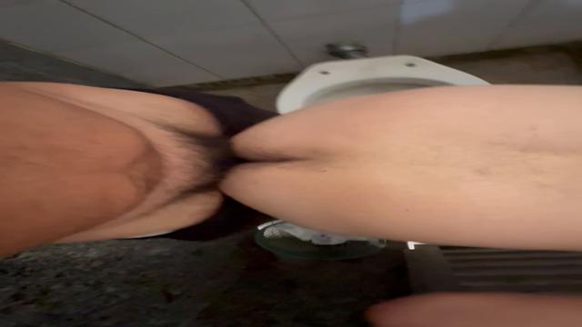 Hetero que da o cu no banheiro do posto de gasolina 