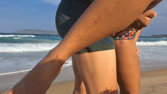 Parte 1 - Tigresa Vip está na praia com novinho dotado e chama ele pra foder ali mesmo, a safada dá até o cuzinho naquela vista maravilhosa