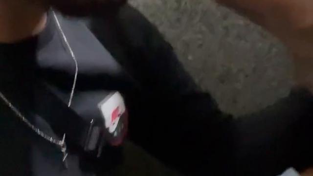 Mamando no terminal de ônibus 