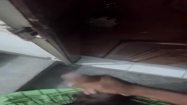 Enchendo de leite grosso a maçaneta daquele vizinho ...