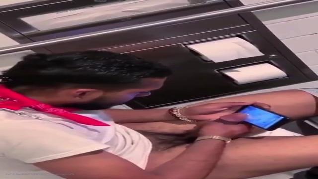 Safadinho esfregando a rola no celular enquanto bate...